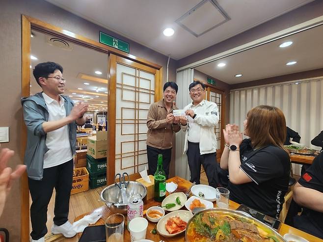 황형범(왼쪽) 선수가 김치빌리아드 김종율 대표가 기탁한 후원금 100만원을 부산장애인당구협회 유진웅 회장에게 전달하고 있다. (사진=김치빌리아드)