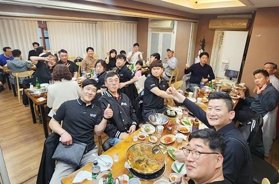 자선투어를 마친 김치빌리아드 선수들은 부산장애인당구협회 선수들과 저녁을 함께하며 우의를 다졌다. (사진=김치빌리아드)