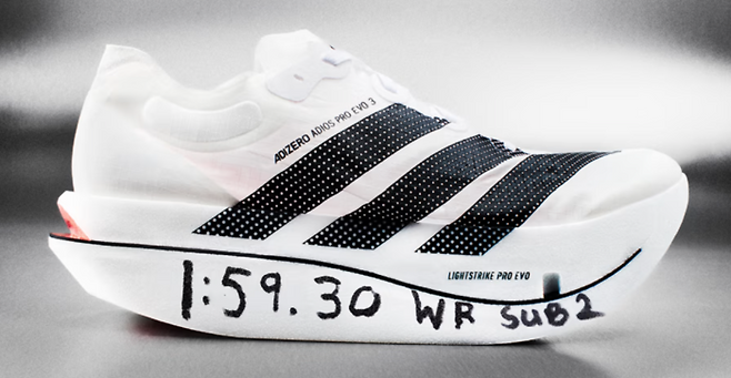 아디다스의 최고급 레이싱화 ‘아디제로 아디오스 프로 에보(EVO) 3’. [아디다스]