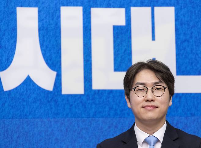 6·3 재보선에서 부산북구 갑에 출마할 것으로 예상되는 하정우 전 청와대 AI 수석이 29일 국회에서 열린 더불어민주당 인재 영입식에서 정청래 대표의 인사말을 듣고 있다. [연합뉴스]