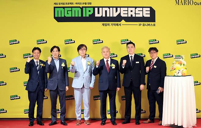 키타세 요시노리 스퀘어 에닉스 프로듀서(왼쪽부터), 우츠미 슈지 세가 대표, 코이누마 히사시 코에이 테크모 게임스 대표, 홍성열 마리오아울렛 회장등 마리오쇼핑 관계자들이 29일 서울 금천구 마리오 까르뜨니트 공장에서 열린 마리오아울렛 ‘MGM IP UNIVERSE 2026’ 프로젝트 공개 기념 포토행사에서 기념촬영을 하고 있다. [뉴스1]