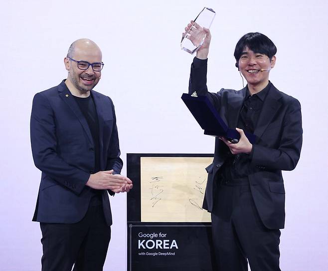 데미스 허사비스 구글 딥마인드 최고경영자(CEO)와 이세돌 UNIST 특임교수가 29일 '구글 포 코리아 2026'에서 바둑판에 서명한 후 기념촬영을 하고 있다. 한주형 기자