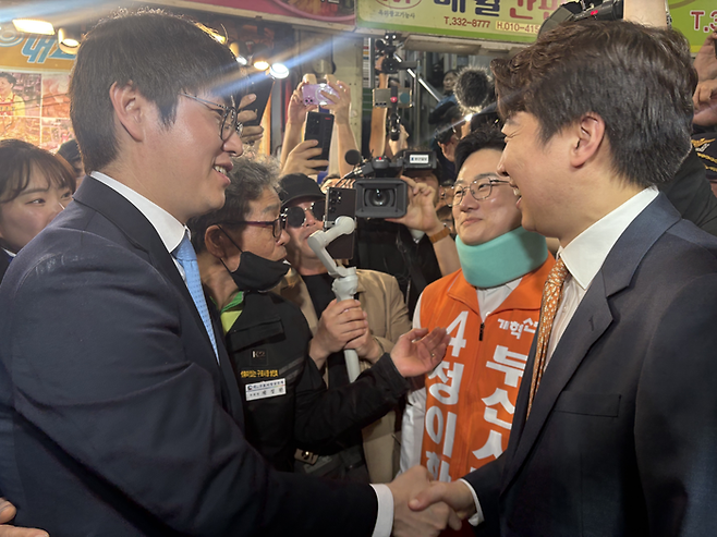하정우 전 청와대 AI수석이 정이한 개혁신당 부산시장 후보(가운데)를 돕기 위해 부산에 온 이준석 개혁신당 대표와 만나 인사하고 있다. <신지윤 기자>