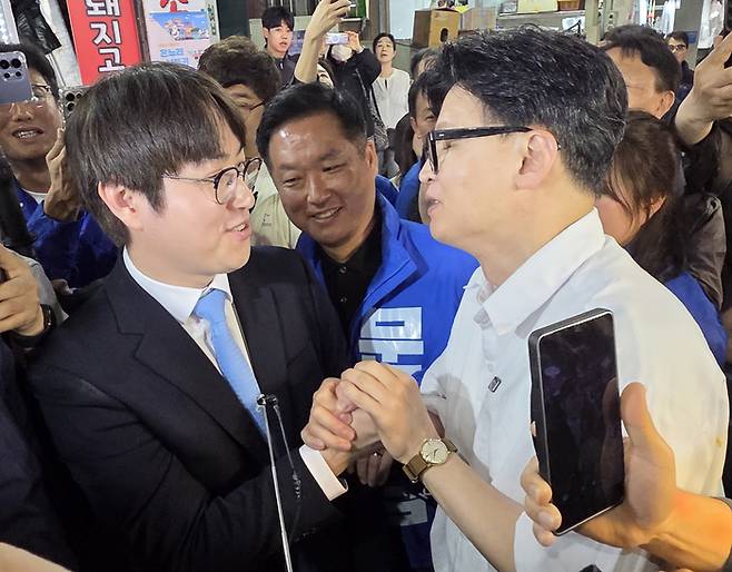 ６·3 지방선거와 함께 치러지는 부산 북갑 보궐선거에 출마하는 하정우 전 청와대 AI 수석과 한동훈 전 국민의힘 대표가 29일 오후 부산 북구 구포시장에서 유세를 펼치던 중 만나 인사하고 있다. 연합뉴스