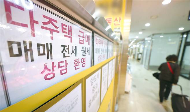 여러 채를 사서 굴리거나 ‘똘똘한 한 채’로 버티던 전략이 옛말이 되면서 무주택·1주택·다주택자마다 셈법이 복잡해졌다. (연합뉴스)