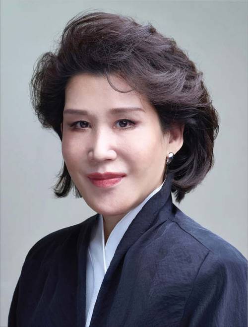 1972년생/ 서울예술고/ 이화여대 시각디자인학과/ 미국 로드아일랜드 디자인학교/ 1996년 조선호텔 상무/ 2009년 신세계 부사장/ 2015년 신세계 총괄사장/ 2024년 ㈜신세계 회장(현)