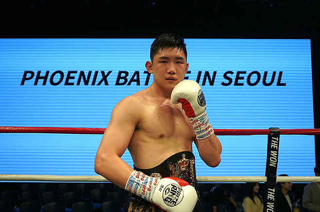 김용욱이 2026년 4월 서울특별시 강남구 섬유센터 이벤트홀 특설링에서 KBM 라이트헤비급 챔피언 등극 기념 촬영을 하고 있다. 슈퍼웰터급에 이어 두 체급 정상을 차지했다. 사진=한국복싱커미션