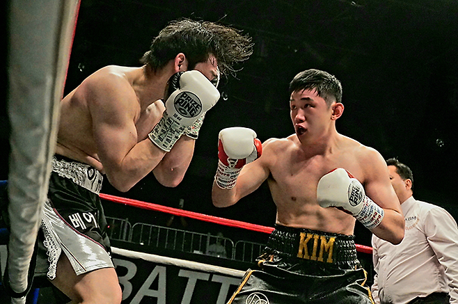 2026년 4월 서울특별시 강남구 섬유센터 이벤트홀 특설링 KBM 라이트헤비급 챔피언결정전 2라운드 이규현한테 다운을 뺏은 것에 만족하지 않고 승리를 확정 짓기 위해 몰아붙이는 김용욱. 사진=한국복싱커미션