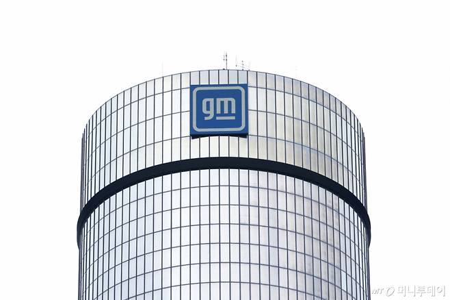 미국 미시간주 디트로이트의 한 건물에 제네럴 모터스(GM)의 로고가 보인다. /디트로이트(미국) AP=뉴시스