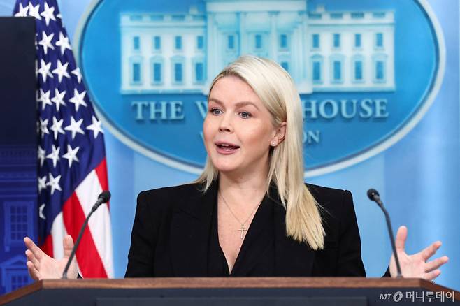 캐럴라인 레빗 백악관 대변인이 27일(현지시간) 정례브리핑에서 발언하고 있다.  /워싱턴DC(미국) AP=뉴시스