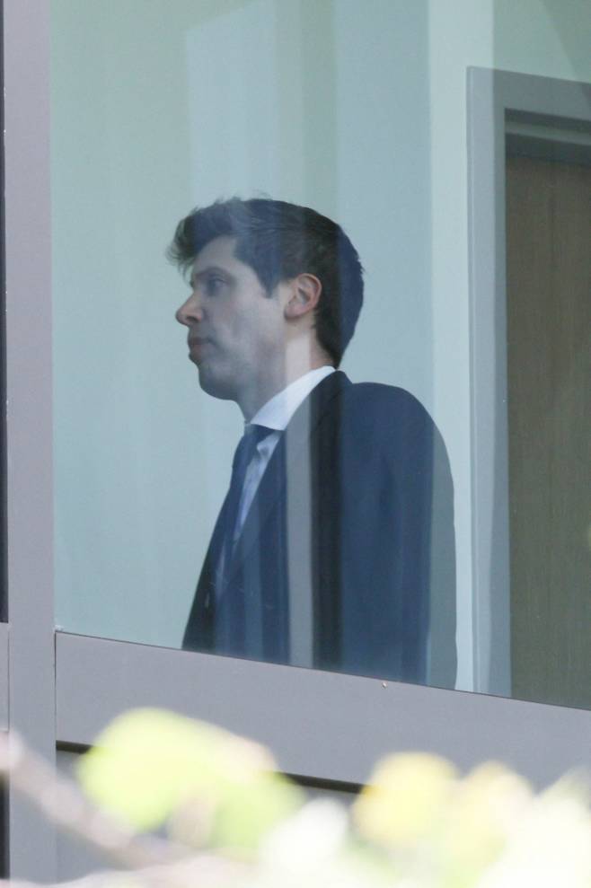 샘 올트먼 오픈AI CEO(최고경영자)가 28일(현지시간) 미국 캘리포이나 주 오클랜드 연방법원에서 열리는 재판을 위해 법원에서 대기 중인 모습./로이터=뉴스1