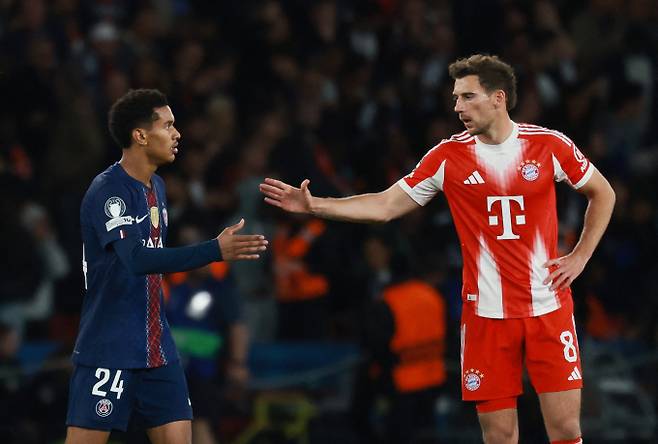 유럽축구연맹(UEFA) 챔피언스리그(UCL) 파리 생제르맹(PSG?프랑스)이 바이에른 뮌헨(독일)을 5대4로 이겼다. 사진은 지난 28일(현지시각) 프랑스 파리 파르크 데 프랭스에서 열린 2025-26 UCL 준결승 1차전을 치른 PSG 세니 마율루(왼쪽)와 뮌헨 레온 고레츠카카 악수한 모습. /로이터=뉴스1