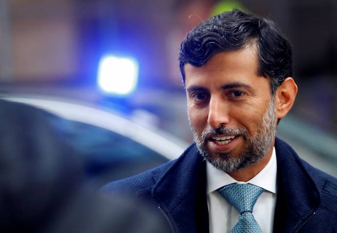 외신은 UAE의 OPEC 탈퇴에 대해 중동 지각 변동을 상징한다고 보도했다. 사진은 수하일 모하메드 알 마즈루에이 UAE 석유부 장관이 2019년 12월6일 오스트리아 빈에 있는 OPEC 본부에 도착한 모습. /로이터=뉴스1