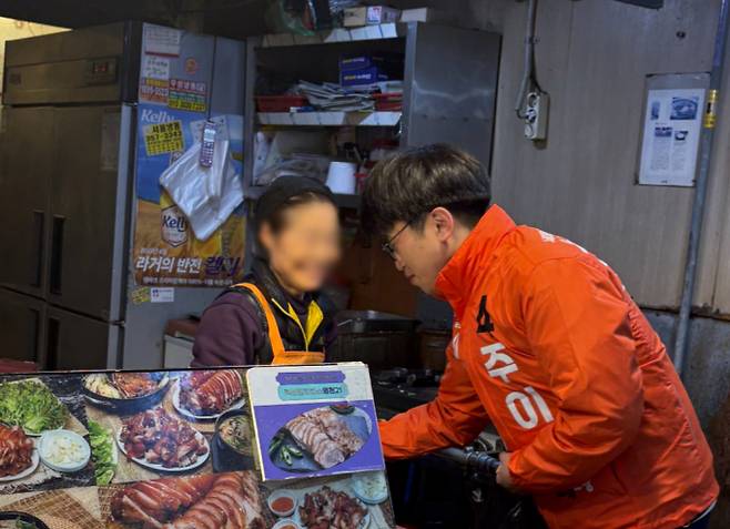 이삭 개혁신당 최고위원(서울 서대문구 재선 의원)이 최근 서울 서대문구 영천시장에서 상인들과 만나 서울시의원 출마 소식을 알리는 모습. / 사진=김인한 기자