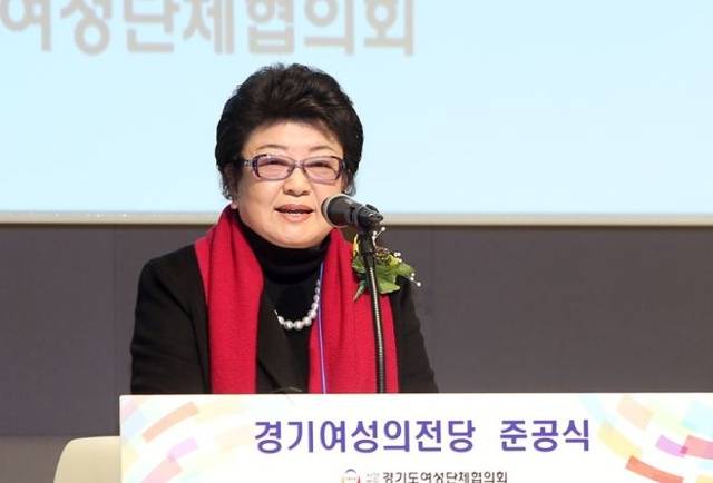 지난 2017년 이금자 경기여단협회장이 경기여성의전당 준공식에서 인사말을 하는 모습.