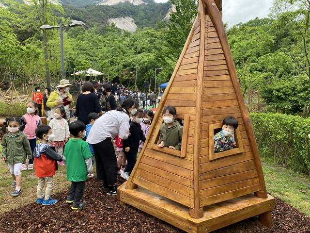 유아숲체험원에서 아이들이 시간을 보내고 있다. 노원구청 제공