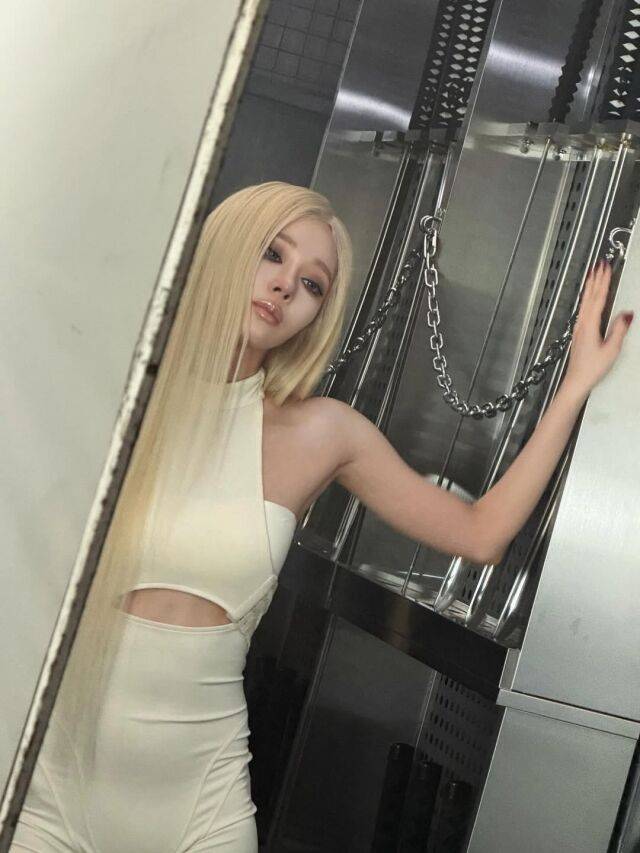 카리나와 윈터가 컴백을 앞두고 강렬한 콘셉트의 근황을 공개했다. / 카리나,윈터 SNS