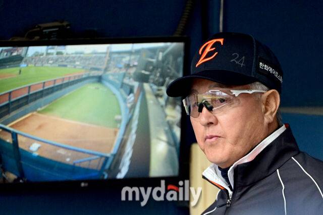 2026년 4월 21일 오후 서울 잠실구장에서 열린 '2026 신한 SOL KBO리그' 한화 이글스와 LG 트윈스의 경기. 한화 김경문 감독이 지켜보고 있다./마이데일리