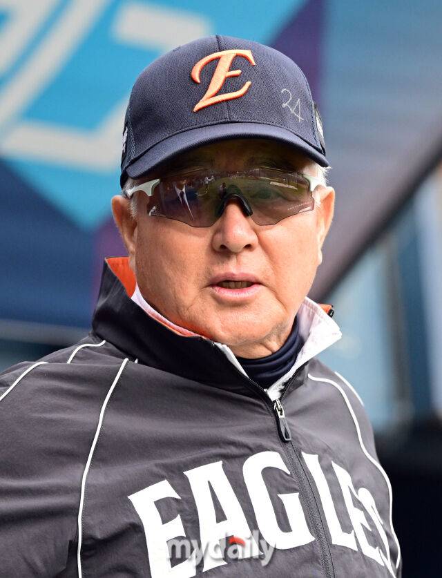 2026년 4월 21일 오후 서울 잠실구장에서 열린 '2026 신한 SOL KBO리그' 한화 이글스와 LG 트윈스의 경기. 한화 김경문 감독이 훈련을 지켜보고 있다./마이데일리