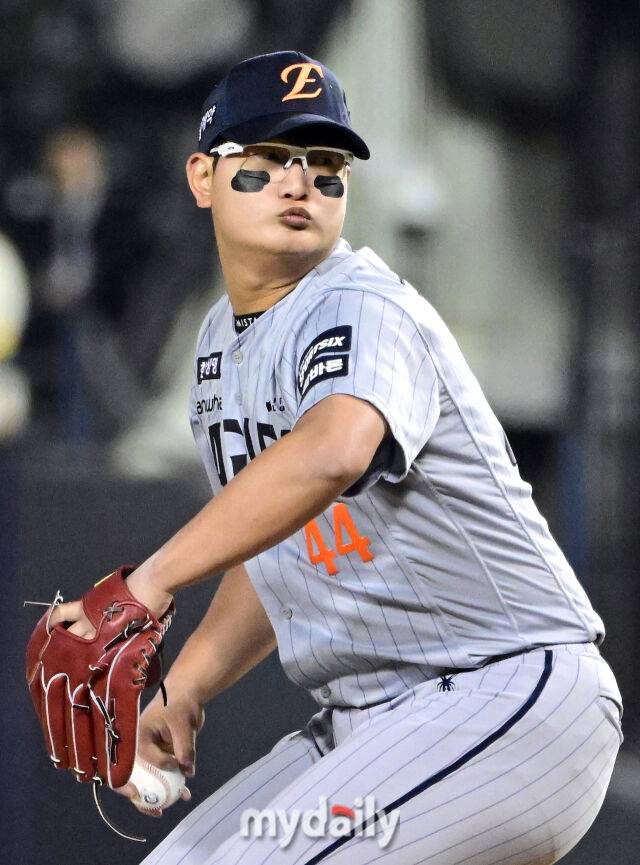 2026년 4월 21일 오후 서울 잠실구장에서 열린 '2026 신한 SOL KBO리그' 한화 이글스와 LG 트윈스의 경기. 한화 김서현이 4회말 2사 2루서 구원등판해 역투하고 있다./마이데일리