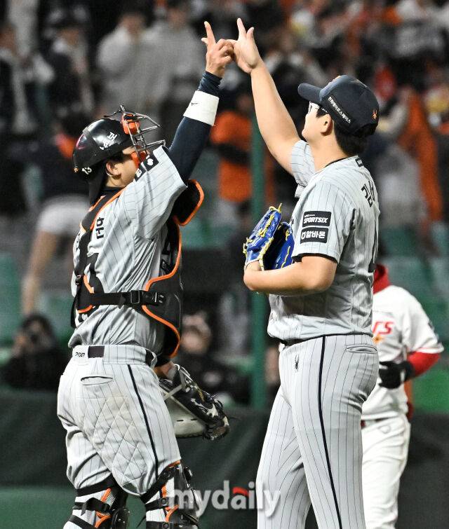 7일 오후 인천 SSG랜더스필드에서 진행된 '2026 프로야구 KBO리그' SSG랜더스와 한화 이글스의 경기. 한화 최재훈과 김서현이 6-2로 승리한 뒤 환호하고 있다/마이데일리
