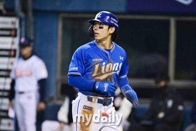 삼성 김성윤이 28일 서울 잠실야구장에서 열린 '2026 신한 SOL KBO리그' 두산 베어스와 삼성 라이온즈 경기 4회초 무사 2-3루 디아즈 희생플라이에 득점을 올리고 있다./잠실=한혁승 기자