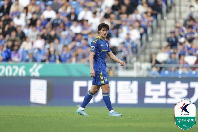 조현택(울산 HD)가 26일 울산문수경기장에서 펼쳐진 대전 하나시티즌과의 경기를 치르고 있다./한국프로축구연맹 제공