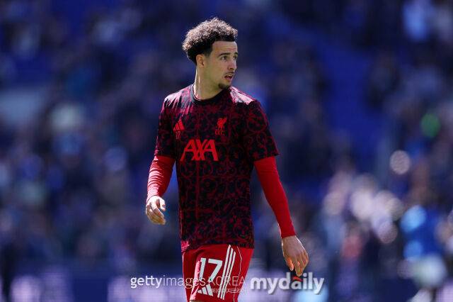 리버풀 커티스 존스가 4월 19일 영국 리버풀의 힐 디킨슨 스타디움에서 열린 2025-26시즌 잉글랜드 프리미어리그 33라운드 에버턴과의 경기에서 몸을 풀고 있다. /게티이미지코리아