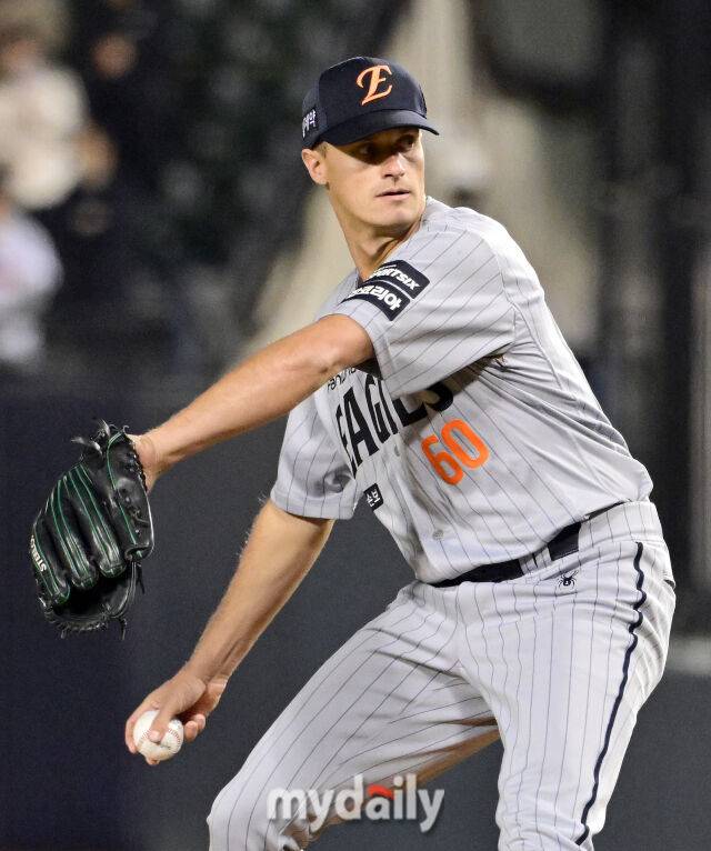 2026년 4월 21일 오후 서울 잠실구장에서 열린 '2026 신한 SOL KBO리그' 한화 이글스와 LG 트윈스의 경기. 한화 쿠싱이 7회말 2사 1.2루서 구원등판해 역투하고 있다./마이데일리