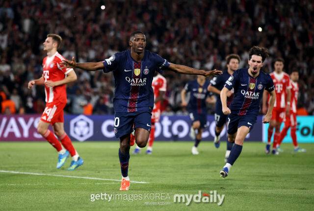 PSG의 뎀벨레가 29일 프랑스 파리에서 열린 바이에른 뮌헨과의 2025-26시즌 UEFA 챔피언스리그 4강 1차전에서 득점 후 세리머니를 하고 있다./게티이미지코리아