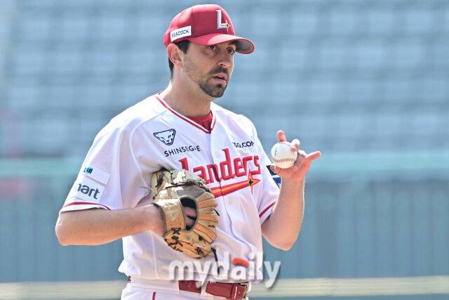 17일 인천 SSG랜더스필드에서 열린 '2026 신한 SOL BANK KBO리그' SSG 랜더스와 삼성 라이온즈 시범경기. SSG 베니지아노가 1회초 선발 투수로 나와 힘차게 투구하고 있다./마이데일리