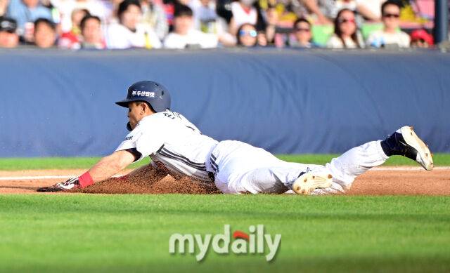 두산 손아섭이 18일 KIA전에서 슬라이딩을 하고 있다./유진형 기자