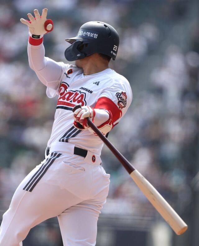 두산 강승호가 19일 KIA전에서 스윙하고 있다./두산 베어스