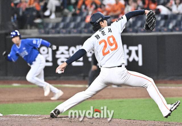 14일 오후 대전 한화생명볼파크에서 진행된 '2026 프로야구 KBO리그' 한화이글스와 삼성 라이온즈의 경기. 한화 황준서가 역투하고 있다./마이데일리