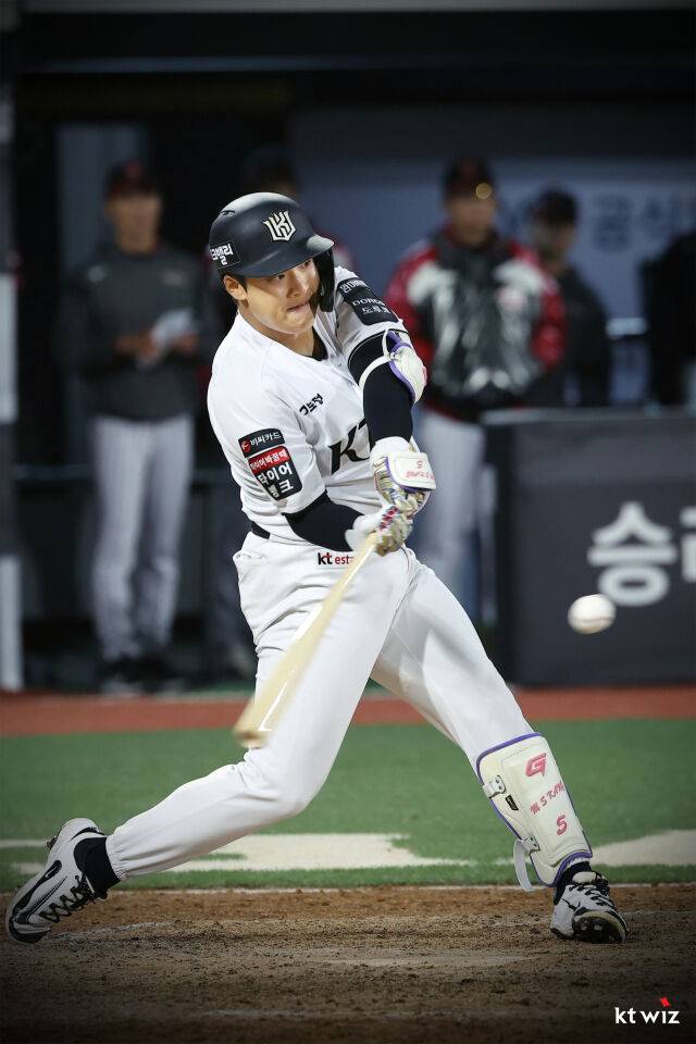 KT 강민성이 28일 LG전에서 끝내기 안타를 날리고 있다./KT 위즈 제공