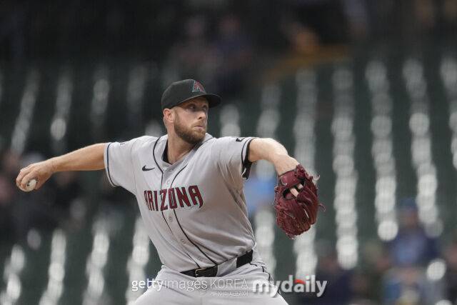 메릴 켈리가 29일 밀워키 브루어스와 경기서 선발 등판해 투구하고 있다./게티이미지코리아