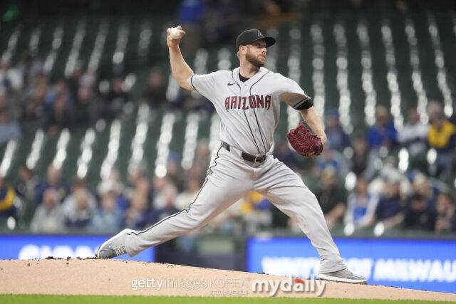 메릴 켈리가 29일 밀워키 브루어스와 경기서 선발 등판해 투구하고 있다./게티이미지코리아