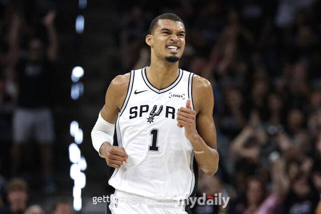 웸반야마가 3점포를 터뜨린 뒤 기뻐하고 있다. /게티이미지코리아