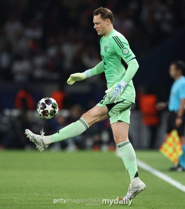 바이에른 뮌헨 골키퍼 노이어가 29일 프랑스 파리에서 열린 PSG와의 2025-26시즌 UEFA 챔피언스리그 4강 1차전에서 볼을 차고 있다./게티이미지코리아