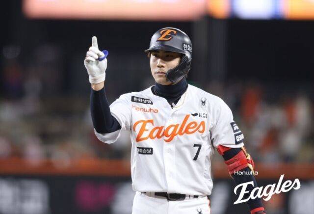 한화 심우준이 SSG 화이트의 150km 강속구에 맞고 교체됐다./한화 이글스