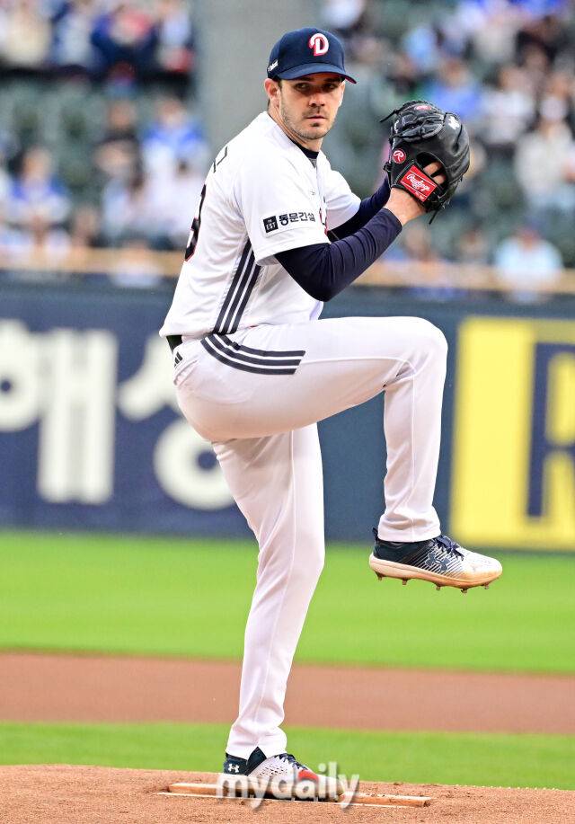 두산 잭로그가 29일 삼성전에서 투구 동작을 취하고 있다./잠실야구장=유진형 기자