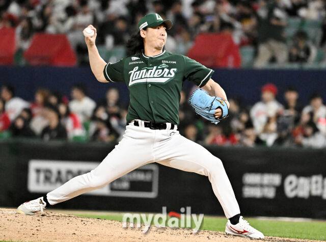 문승원이 시즌 첫 승에 성공했다./마이데일리