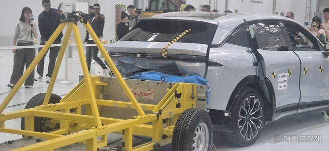 28일(현지시간) 중국 저장성 닝보에 위치한 지리 안전센터에서 시속 85㎞로 후방 추돌한 약 1.4톤 이동식 대차(MDB)가 지커 ‘7X’ 차량에 충격을 가한 직후 모습. 차체 후면은 크게 변형됐지만 탑승자 공간은 유지된 상태다. 정경수 기자