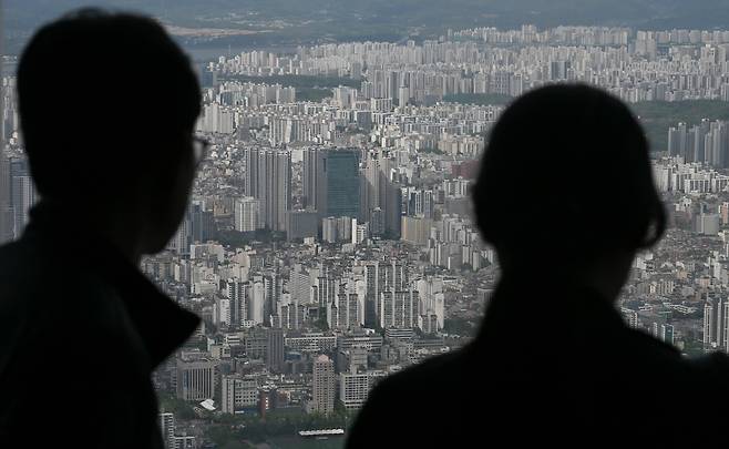 28일 오후 서울 송파구 롯데월드타워 전망대 서울스카이에서 바라본 하남 일대의 아파트 단지. 윤창빈 기자