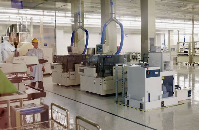 미국 정부가 28일(현지시간) 중국의 파운드리 업체 화훙으로 들어가는 장비의 일부를 선적하지 못하게 막으면서 반도체를 둘러싼 미국과 중국의 패권 경쟁의 한 단면을 보여줬다. 사진은 중국 쓰촨성 청두에 있는 인텔의 조립 및 테스트 공장 모습. [게티이미지]