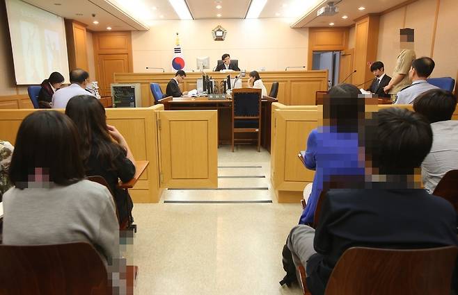 촉법소년 범죄가 갈수록 증가하며 연령 기준 하향을 위한 법 개정 요구 여론이 커지고 있다. 사진은 서울남부지방법원의 소년범 재판 모습.  [연합]