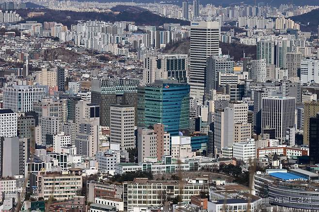 서울 남산에서 바라본 도심에 주요 기업체 건물들이 보이고 있다.  [이상섭 기자]