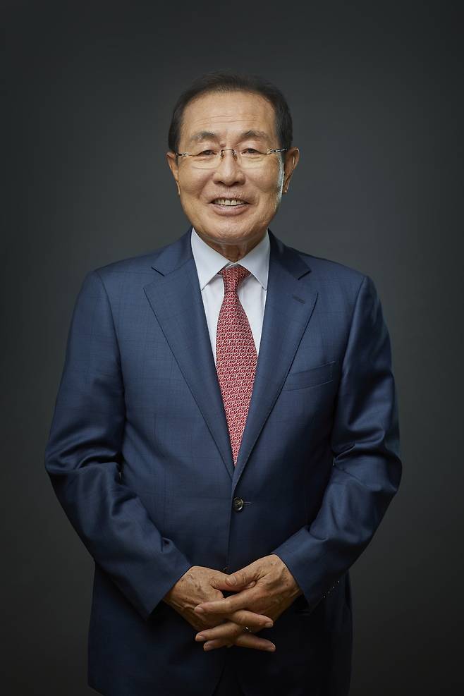 창업주 윤동한 한국콜마 회장. 윤 회장은 대한민국 최초로 화장품 ODM(제조자개발생산) 비즈니스 모델을 도입했다. 콜마그룹은 1990년 직원 4명으로 출발한 이후 36년 만에 화장품 ODM 업계 최초로 공정거래위원회 지정 대규모기업집단에 이름을 올렸다. [한국콜마]