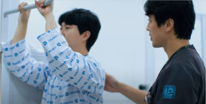 근로복지공단 창원병원 직원이 입원환자에게 재활치료 하는 모습 [근로복지공단 제공]