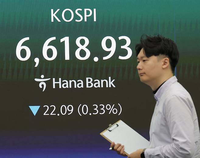 29일 오전 서울 중구 하나은행 본점 딜링룸에서 딜러가 업무를 보고 있다. [연합]